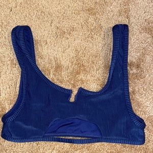 Frankie’s navy blue top